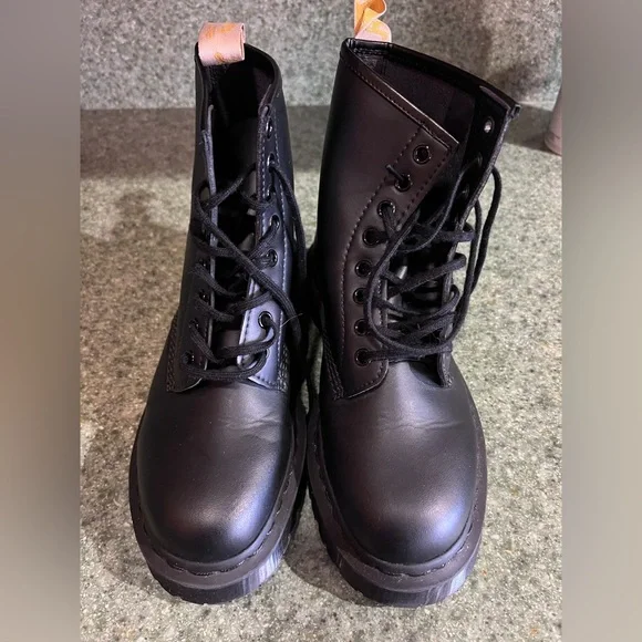 Dr. Martens Excellent Used Condition Doc Marten Black Combat Boots Size 7 - Picture 3 of 3